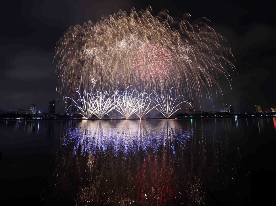 Màn trình diễn bắn pháo hoa của đội Ba Lan. (Ảnh: Trần Lê Lâm/TTXVN)