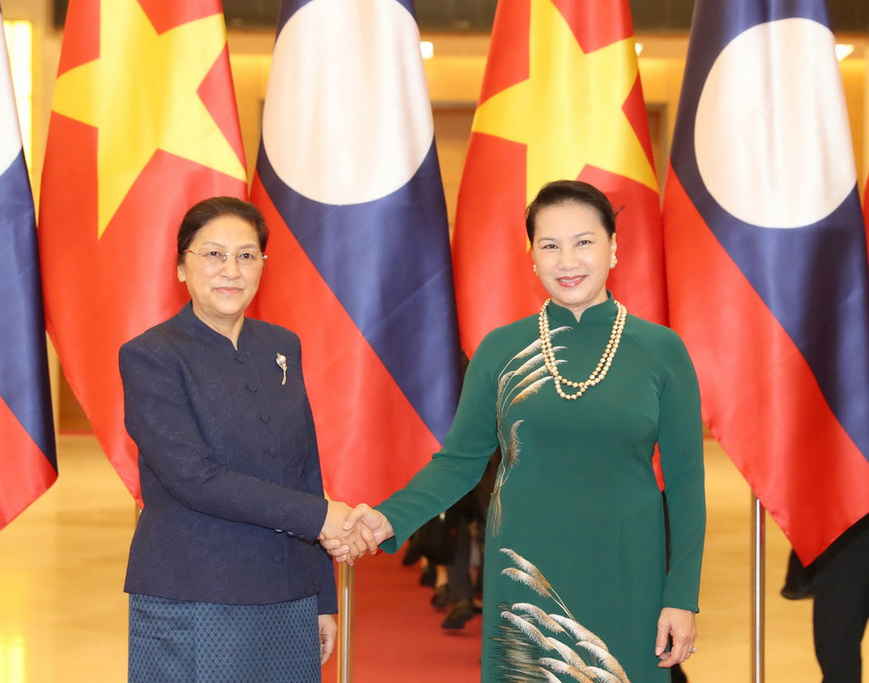 Chủ tịch Quốc hội Nguyễn Thị Kim Ngân đón Chủ tịch Quốc hội Lào Pany Yathotou sáng 6/3. (Ảnh: Trọng Đức/TTXVN)