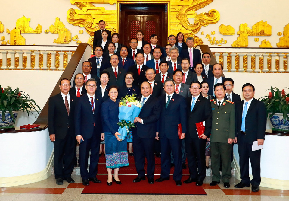 Thủ tướng Nguyễn Xuân Phúc và Chủ tịch Quốc hội Lào Pany Yathotou chụp ảnh chung với các đại biểu. (Ảnh: Thống Nhất/TTXVN)