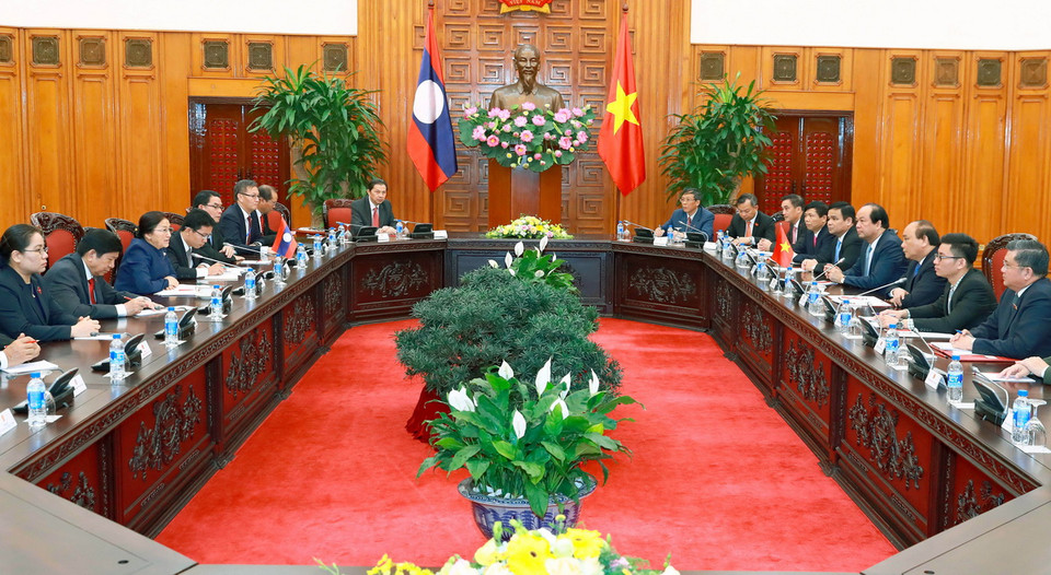 Thủ tướng Nguyễn Xuân Phúc hội kiến Chủ tịch Quốc hội Lào Pany Yathotou sang thăm hữu nghị chính thức Việt Nam. (Ảnh: Thống Nhất/TTXVN)