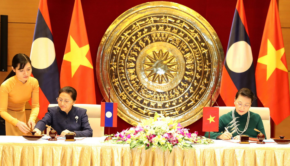 Chủ tịch Quốc hội Nguyễn Thị Kim Ngân và Chủ tịch Quốc hội Lào Pany Yathotou ký thỏa thuận hợp tác giữa Quốc hội Việt Nam và Lào. (Ảnh: Trọng Đức/TTXVN)