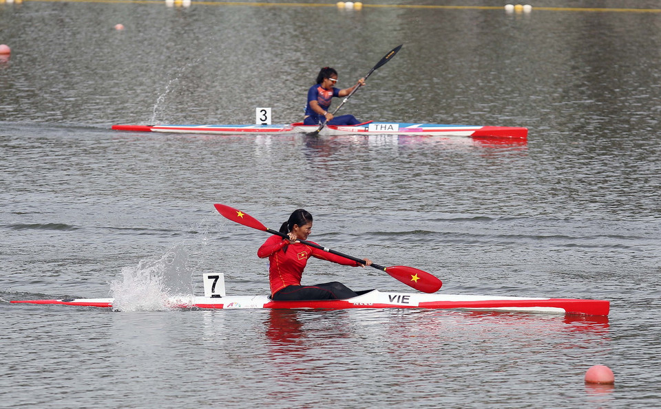 Vận động viên Vũ Thị Linh (số 7-Việt Nam) đoạt huy chương đồng nội dung K1. (Ảnh: Quốc Khánh/TTXVN)