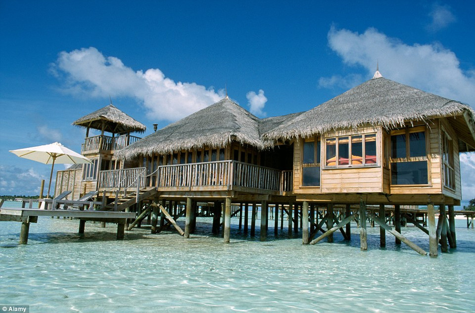 Bạn có thể xem một bộ phim trên bãi biển dưới bầu trời sao tại nhà hát ngoài trời. Nhà hát này chiếu phim 2 lần một tuần, và có dịch vụ trình chiếu riêng vào các ngày còn lại.(Nguồn: Dailymail)