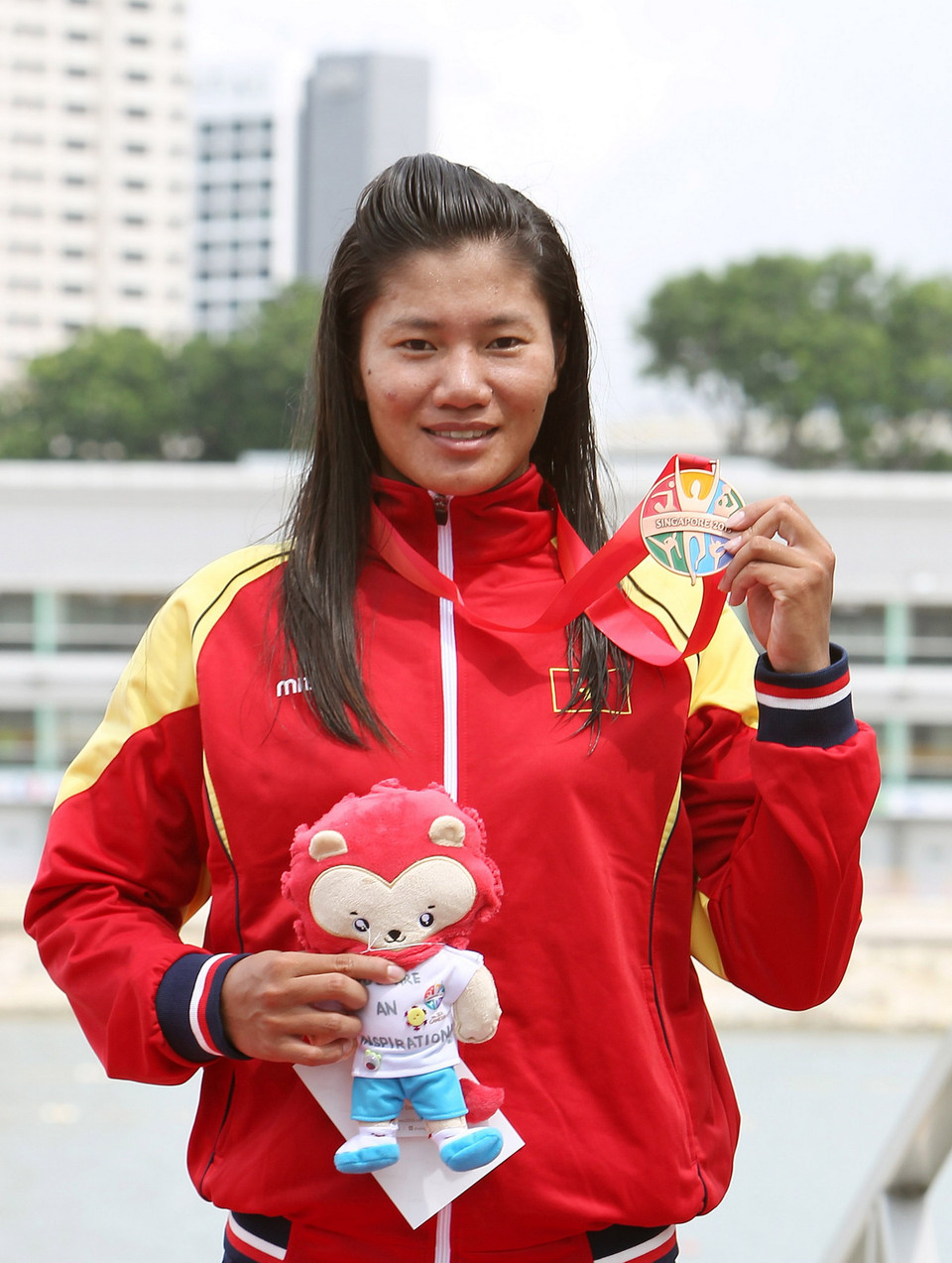 Vận động viên Vũ Thị Linh với chiếc huy chương đồng nội dung K1 nữ. (Ảnh: Quốc Khánh/TTXVN)