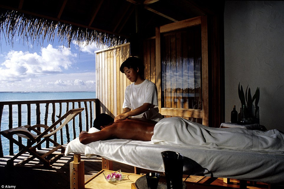 Khách sạn còn có spa dành cho các du khách muốn chăm sóc cơ thể. Tại đây, du khách có thể chiêm ngưỡng cuộc sống đầy màu sắc ở rặng san hô gần đó trong khi đang được chăm sóc. (Nguồn: dailymail)