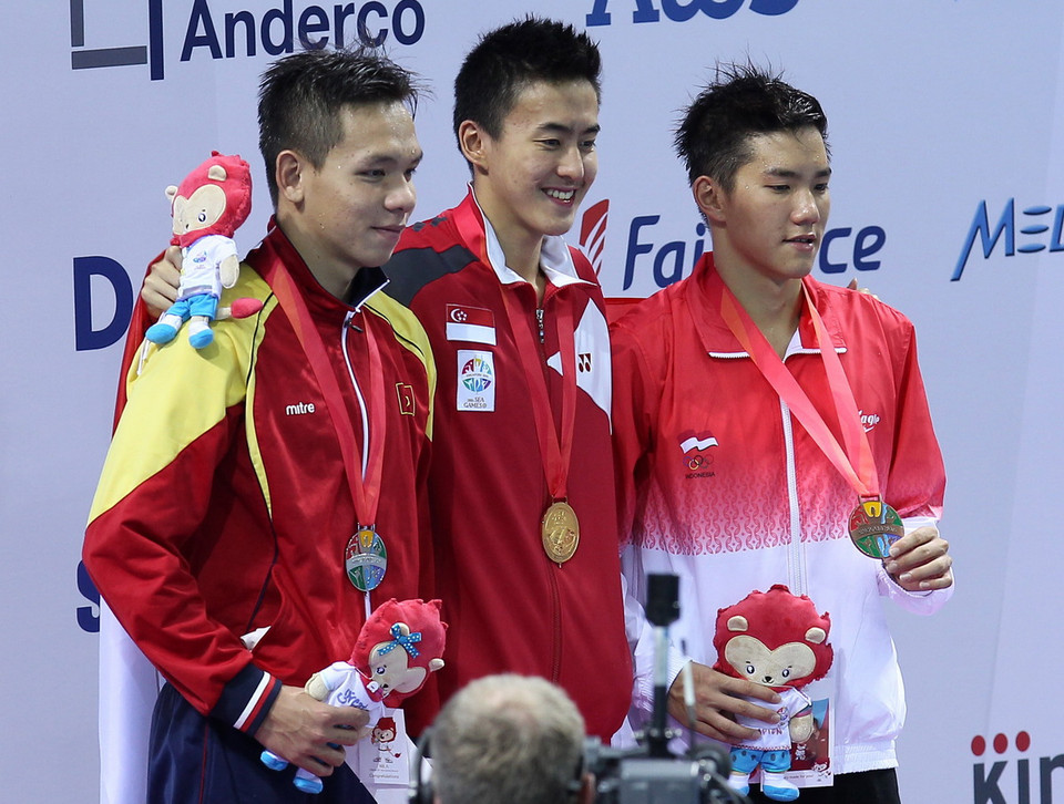 Kình ngư Trần Duy Khôi (trái-Việt Nam) trên bục nhận huy chương bạc. (Ảnh: Quốc Khánh/TTXVN)