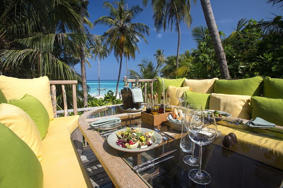 Biệt thự rộng rãi, với sân thượng tắm nắng và quang cảnh 360 độ, ghế tắm nắng thoải mái, và các trung tâm giải trí cá nhân. (Nguồn: Dailymail) 