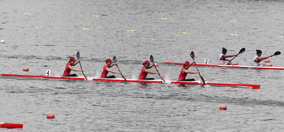Các vận động viên Nguyễn Thị Hải Yến, Đỗ Thị Thanh Thảo, Ma Thị Tuyết và Dương Thị Bích Loan (số 4) trên đường đua chung kết nội dung K4 nữ. (Ảnh: Quốc Khánh/TTXVN)