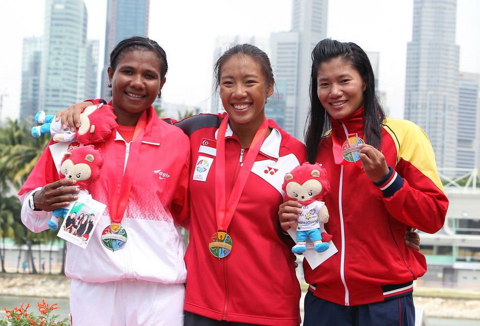 Vận động viên Vũ Thị Linh (phải, Việt Nam) với chiếc huy chương đồng nội dung K1 nữ. (Ảnh: Quốc Khánh/TTXVN)