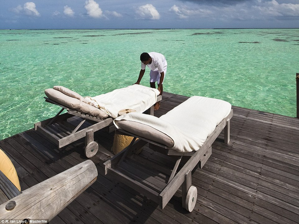 Mỗi biệt thự còn có một boong tắm nắng, một sân thượng và phòng tắm tuyệt đẹp với phòng tắm sen cá nhân riêng biệt nhìn ra phía đầm. (Nguồn: Dailymail)