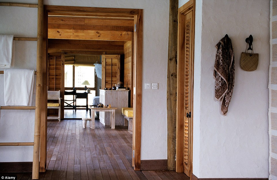 Những cột gỗ lớn trong lều được dựng lên từ các vật liệu thân thiện với môi trường như gỗ tếch và cột điện tín tái chế, nhằm pha trộn sức hẫp dẫn nguyên sơ với sự thoải mái hiện đại.(Nguồn: Dailymail) 