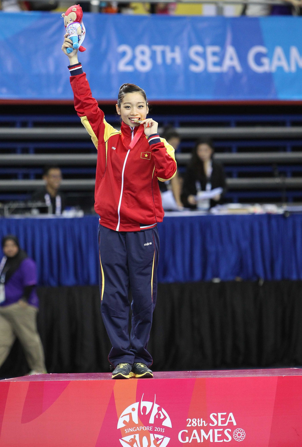 Du khách dừng lại chụp ảnh khối đá Hopewell trên vịnh Fundy, New Brunswick. (Nguồn: Sputniknews)