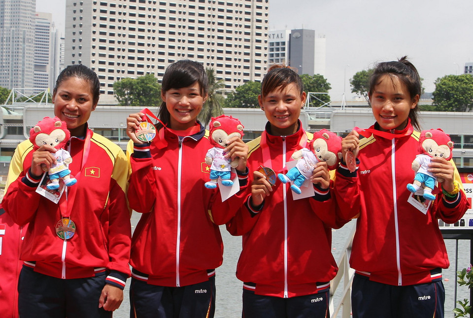 Các vận động viên Nguyễn Thị Hải Yến, Đỗ Thị Thanh Thảo, Ma Thị Tuyết và Dương Thị Bích Loan đoạt huy chương đồng nội dung K4 nữ. (Ảnh: Quốc Khánh/TTXVN)