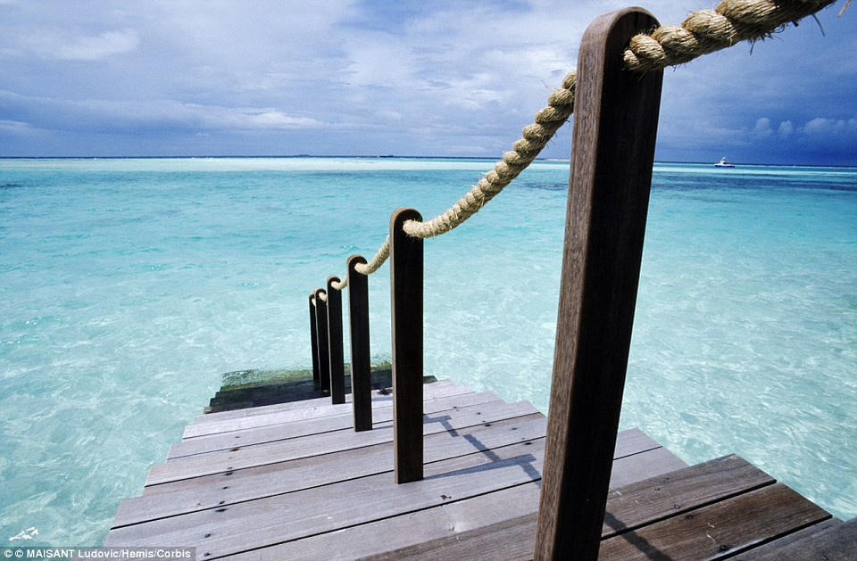 Những cơn bão thường đến từ tháng Năm tới tháng 11. Lúc này thời tiết vẫn ấm áp, song bầu trời có thể có mây và độ ẩm cao hơn. (Nguồn: Dailymail)