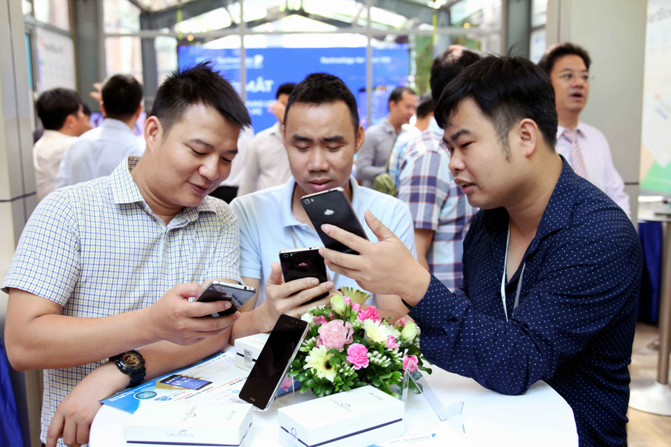 Khách hàng trải nghiệm sản phẩm Vivas Lotus S3 LTE. (Ảnh: Doãn Đức/Vietnam+)