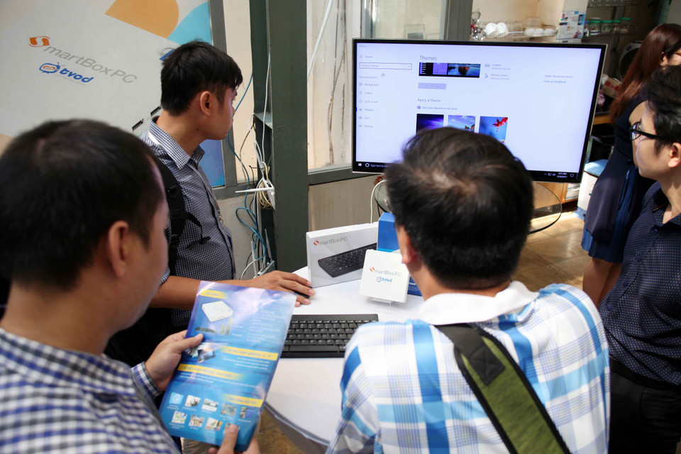 Khi sử dụng hệ điều hành Windows, SmartBox PC sẽ trở thành một máy tính cá nhân với các công cụ phổ biến như soạn thảo văn bản, ứng dụng văn phòng... . Khi sử dụng hệ điều hành Android, sản phẩm sẽ biến tivi thường thành tivi thông minh với nhiều tiện ích phong phú. (Ảnh: Doãn Đức/Vietnam+)