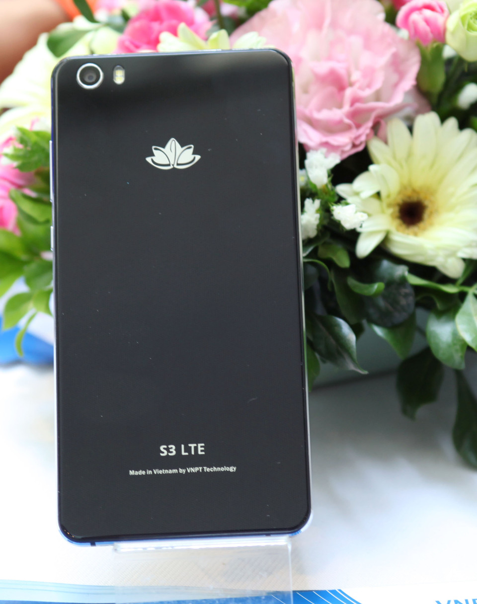 Mặt lưng được làm từ kính phẳng viền cong cùng logo hoa sen biểu trưng cho tên gọi Lotus nằm phía trên. (Ảnh: Doãn Đức/Vietnam+)