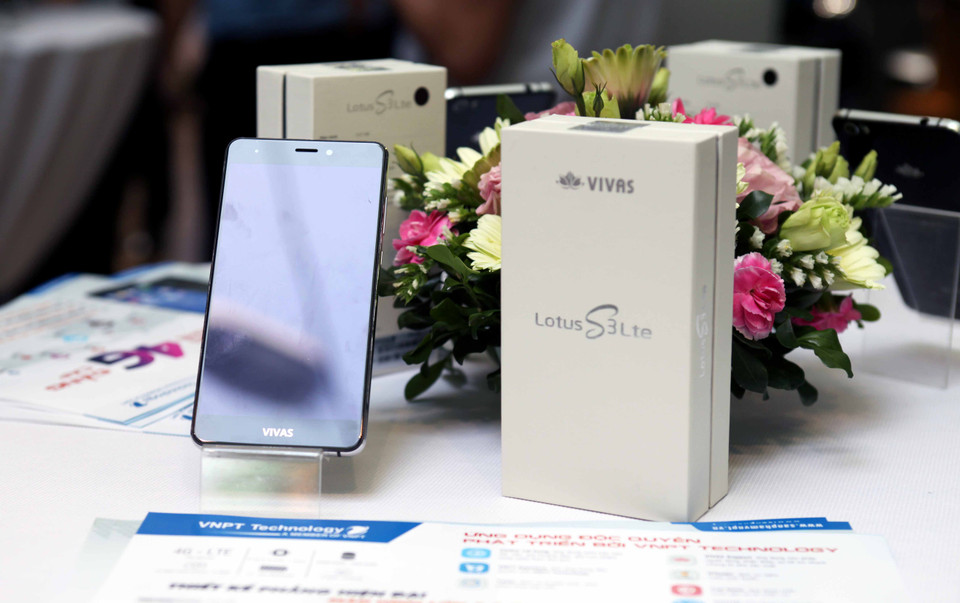 Chiếc điện thoại này sở hữu vi xử lý 8 nhân 1.3GHz, bộ nhớ trong 3 GB Ram- 32 GB Rom, pin 3000mAh, camera sau 13 MP Auto-Focus, camera trước 5 MP. (Ảnh: Doãn Đức/Vietnam+)