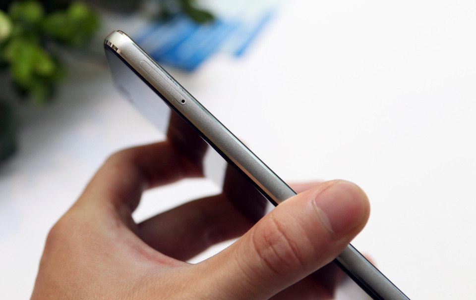 Máy có độ dày khoảng 6 mm, hỗ trợ hai SIM. (Ảnh: Doãn Đức/Vietnam+)