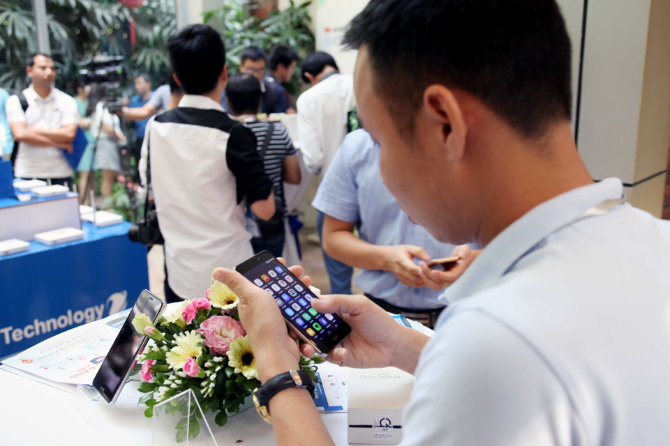 Vivas Lotus S3 LTE có hỗ trợ mạng 4G LTE và nhắm đến đối tượng khác hàng trẻ, học sinh sinh viên... . (Ảnh: Doãn Đức/Vietnam+)