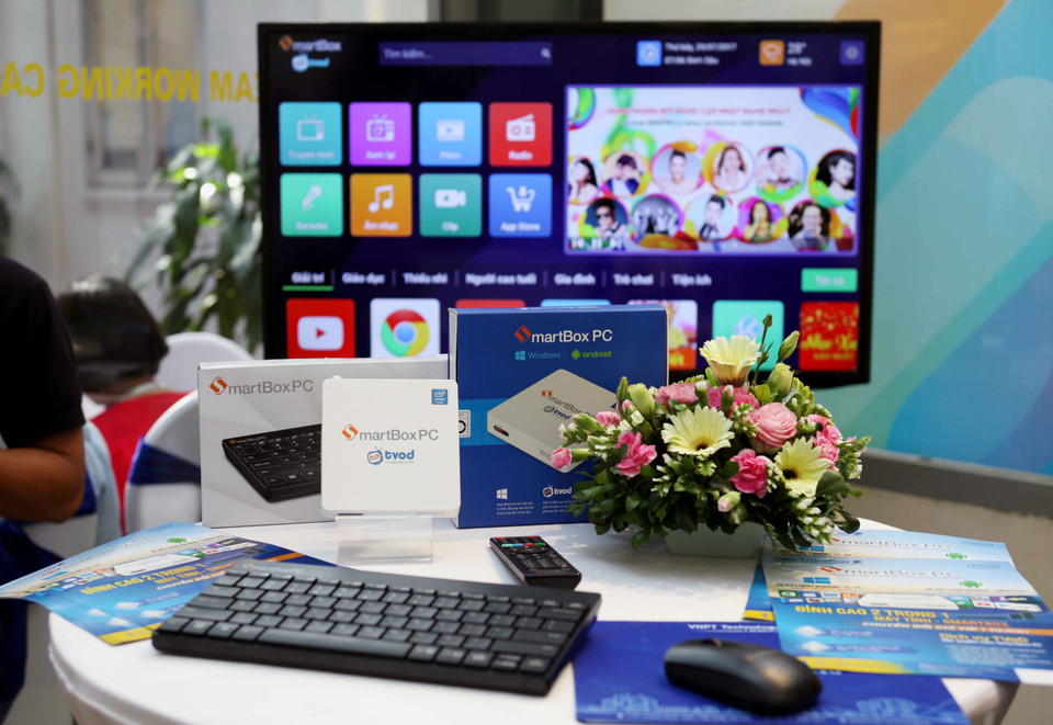 Bên cạnh đó, VNPT Technology cũng cho ra mắt sản phẩm SmartBox PC với mức giá 3.490.000 đồng. SmartBox PC tích hợp hai hệ điều hành Windows và Android. (Ảnh: Doãn Đức/Vietnam+)