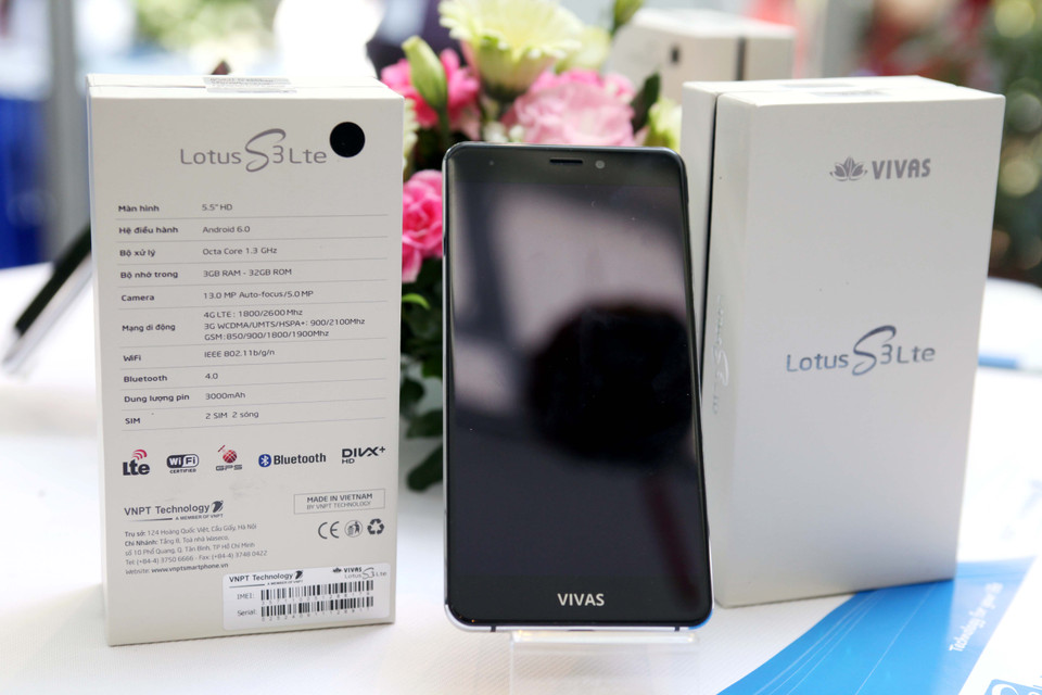 Vivas Lotus S3 LTE có mức giá 3.990.000 đồng, là sản phẩm thứ 5 thuộc dòng điện thoại Vivas Lotus do VNPT Technology nghiên cứu và sản xuất. (Ảnh: Doãn Đức/Vietnam+)