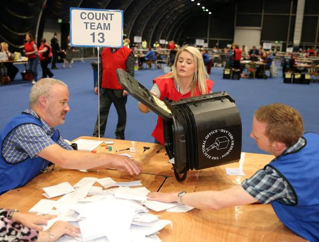 Hòm phiếu đầu tiên được mở ra. (Nguồn: belfasttelegraph.co.uk)
