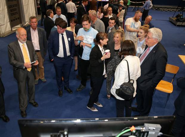 Các chính trị gia địa phương theo dõi công tác kiểm phiếu ở Trung tâm triển lãm Titanic. (Nguồn: belfasttelegraph.co.uk)