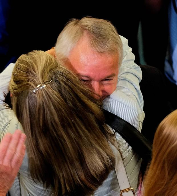 Những người ủng hộ Brexit ăn mừng khi nghe tin chiến thắng ở Sunderland. (Nguồn: belfasttelegraph.co.uk)