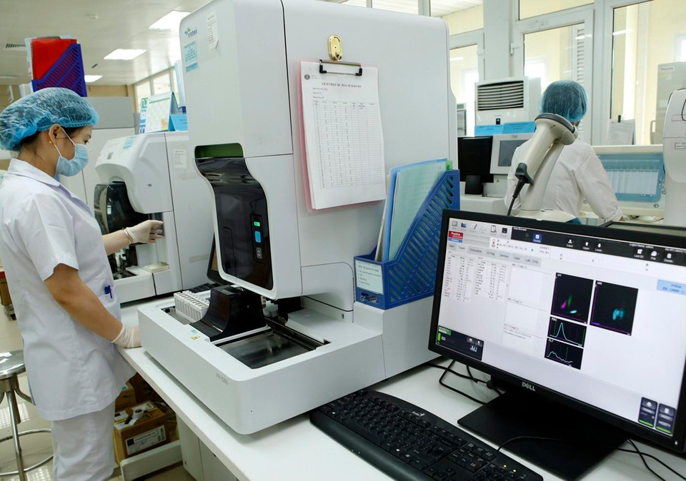 Bệnh viện K đầu tư trang thiết bị y tế hiện đại, công nghệ cao giúp chẩn đoán, đánh giá gia đoạn bệnh chính xác, điều trị hiệu quả. (Ảnh: Dương Ngọc/TTXVN)