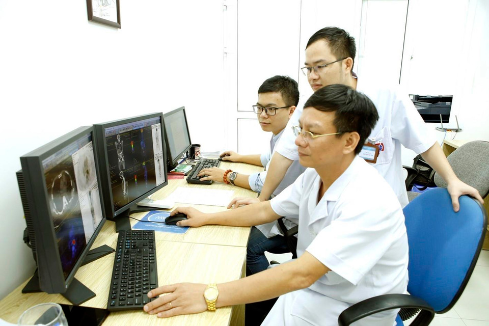 Các bác sỹ bệnh viện K hội chẩn đánh giá giai đoạn bệnh bằng thiết bị y tế hiện đại. (Ảnh: Dương Ngọc/TTXVN)