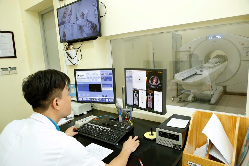 Bệnh viện K đầu tư trang thiết bị y tế hiện đại, công nghệ cao giúp chẩn đoán, đánh giá giai đoạn bệnh chính xác, điều trị hiệu quả. (Ảnh: Dương Ngọc/TTXVN)