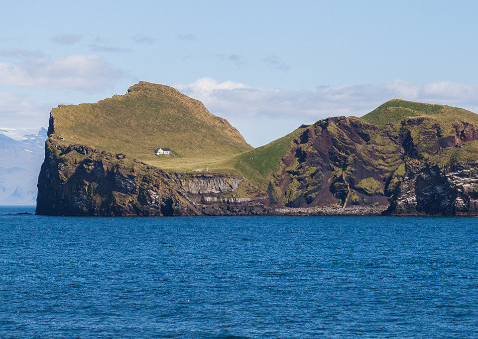 Trong vòng 300 năm qua, chỉ có 5 gia đình sống trên đảo Elliðaey, hiện nay chỉ còn một căn nhà ở đây để khách đi thăm ghé qua. (Nguồn: Sputniknews)