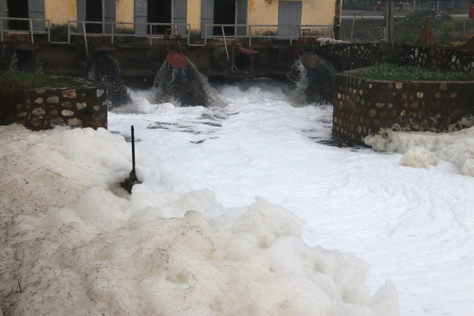 Trạm bơm Chợ Lương hoạt động, nước sủi bọt kết thành tảng lớn, bốc mùi hôi thối. (Ảnh: Thanh Tuấn/TTXVN)