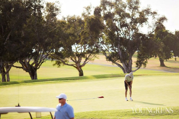 Cô dâu Stephanie và chú rể Brian thấy Tổng thống đánh golf từ cửa sổ phòng khách sạn nhưng họ lại e dè trước cơ hội gặp Tổng thống. (Nguồn: theyoungrens.com)