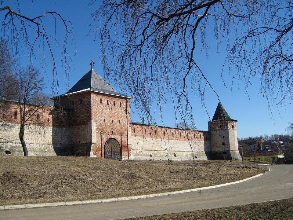 Điện Kremlin ở Zaraysk từng được sử dụng để chống lại những cuộc tấn công của người Crimea. Tuy nhiên, sau khi vùng Moskva mở rộng phạm vi, pháo đài trong thành phố đã mất vai trò phòng thủ của mình. (Nguồn: Sputniknews)