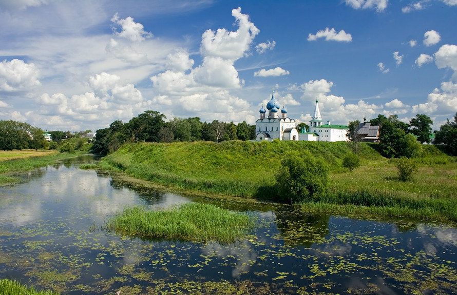 Những tòa nhà đầu tiên của thành phố Suzdal xuất hiện vào thế kỷ thứ 10 nhưng phải 100 năm sau, thành phố này mới có một bức tường phòng thủ bằng gỗ. (Nguồn: Sputniknews)