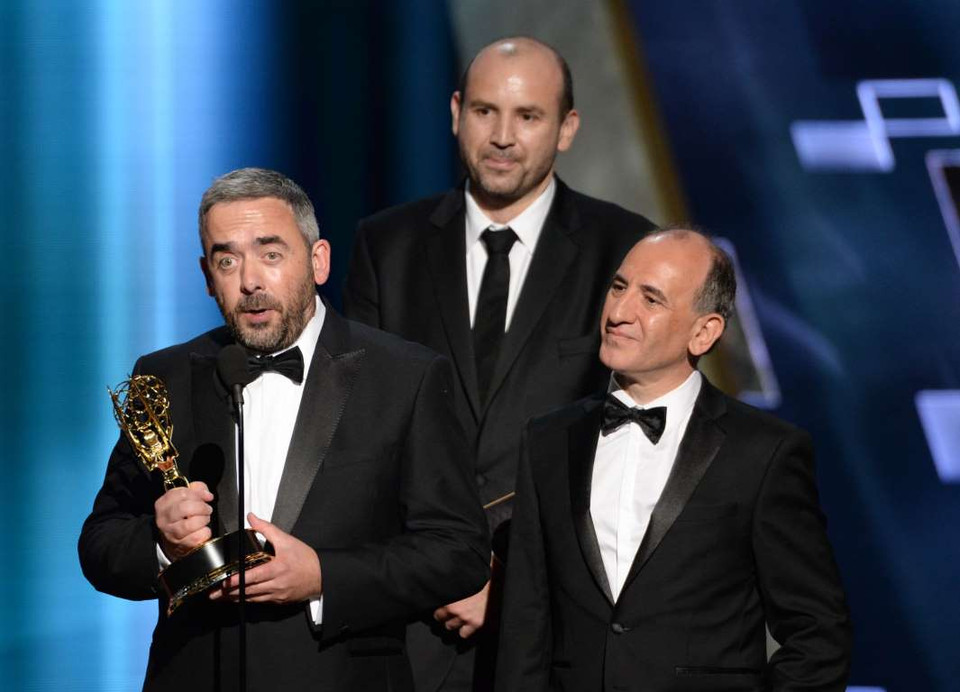 Biên kịch phim truyền hình hài xuất sắc: Phim 'Veep,' Simon Blackwell (trái), Armando Iannucci, và Tony Roche (giữa). (Nguồn: AP)