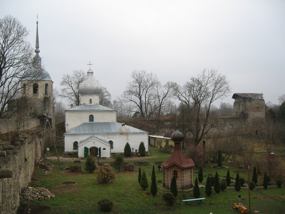 Ba tòa tháp và những bức tường phòng thủ những gì còn lại của thành bức tường phòng thủ 5 góc thành phố Porkhov, được xây dựng vào cuối thế kỷ 14. (Nguồn: Sputniknews)