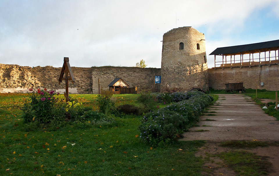 Bức tường phòng thủ thành phố Izborsk được miêu tả là một trong những hình ảnh của nghệ sỹ, nhà triết học nổi tiếng Nicholas Roerich của thế kỷ 20. (Nguồn: Sputniknews)