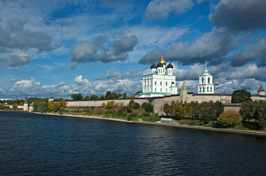 Pskov là một trong những thành phố lâu đời nhất ở Nga. Thành phố này nằm ở biên giới miền Tây nước Nga, có vai trò phòng thủ quan trọng. Những bức tường phòng thủ bằng đá đã được dựng lên trong thành phố vào thế kỷ 13. (Nguồn: Sputniknews)
