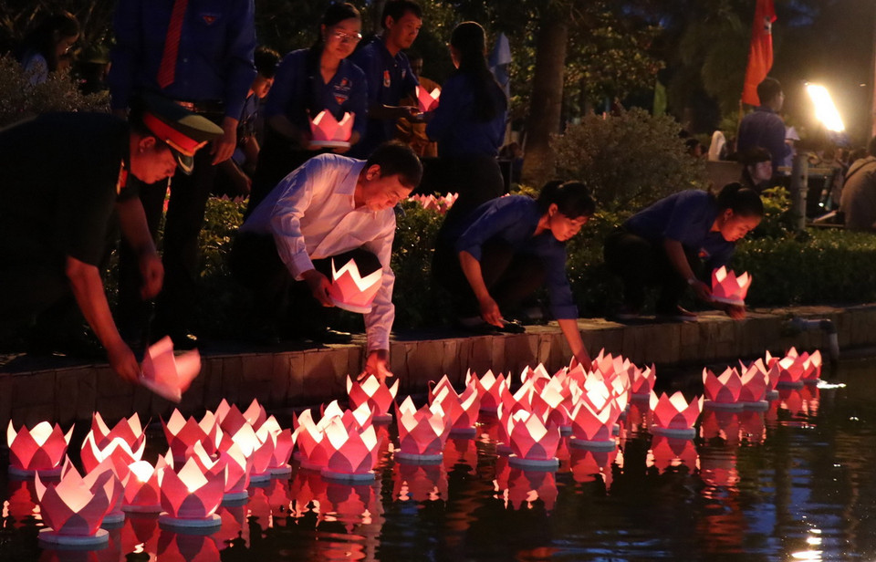 Thả hoa đăng tại nghĩa trang tỉnh Bến Tre. (Ảnh: Huỳnh Phúc Hậu/TTXVN)
