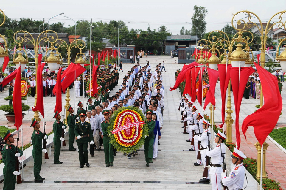 Đoàn đại biểu tỉnh An Giang dâng hoa tưởng nhớ, tri ân các Anh hùng liệt sỹ tại Nghĩa trang liệt sỹ tỉnh An Giang, sáng 27/7. (Ảnh: Công Mạo/TTXVN)