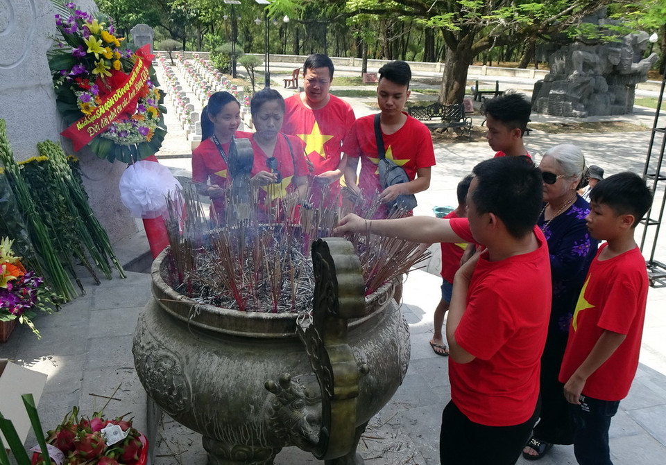Người dân đến thắp hương tưởng nhớ, tri ân các anh hùng liệt sỹ tại Nghĩa trang Liệt sỹ Trường Sơn (Quảng Trị). (Ảnh: Trần Lê Lâm/TTXVN)