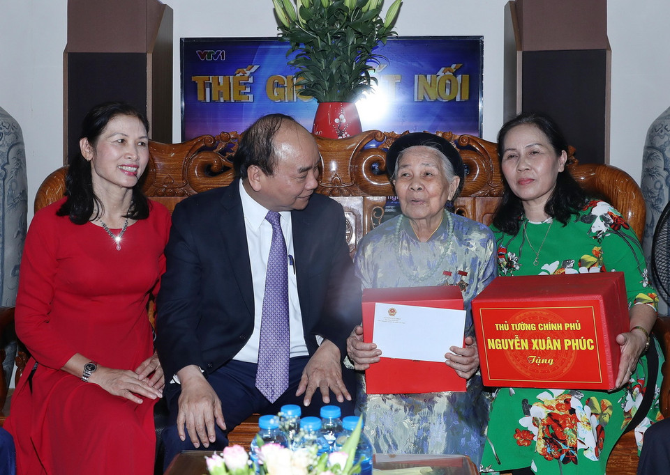 Chiều 26/7, Thủ tướng Nguyễn Xuân Phúc đến thăm hỏi và tặng quà cho Mẹ Việt Nam Anh hùng Nguyễn Thị Tẹo, tại Phường Ngô Quyền, thị xã Sơn Tây, Hà Nội có 2 con là liệt sỹ chống Mỹ. (Ảnh: Thống Nhất/TTXVN)