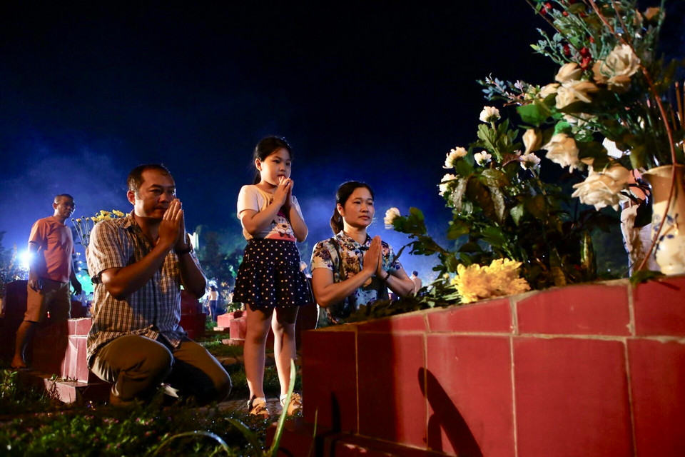 Một gia đình tri ân các anh hùng liệt sỹ tại nghĩa trang Sơn Tây (Hà Nội). (Ảnh: Minh Quyết/TTXVN)