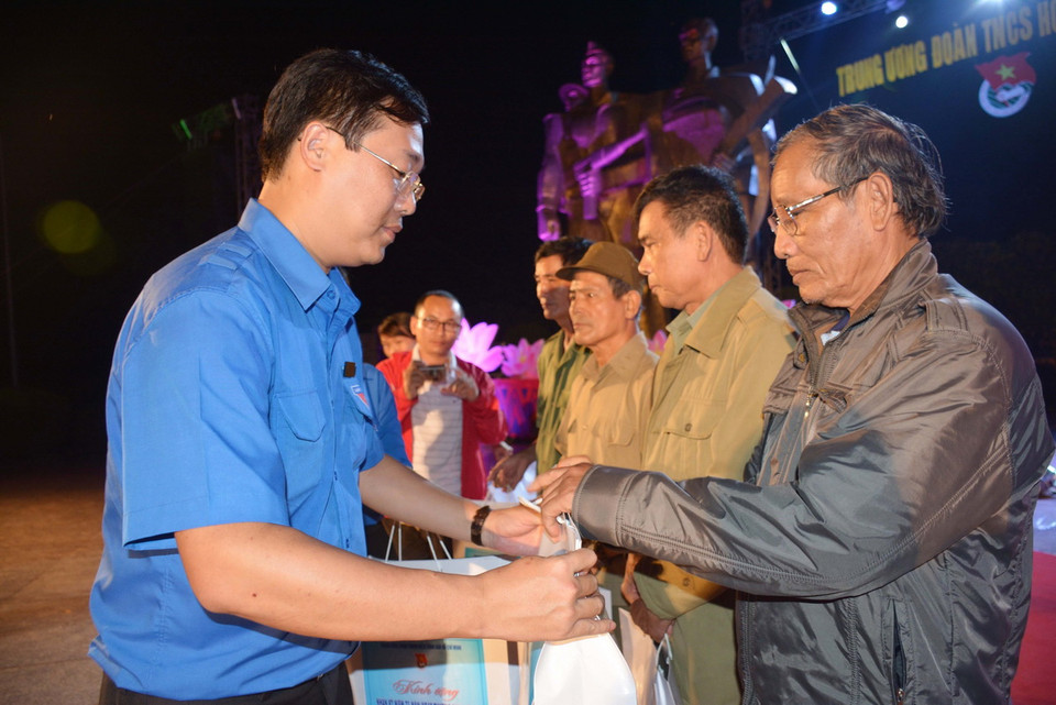 Anh Lê Quốc Phong, Bí thư thứ nhất Trung ương Đoàn tặng quà cho gia đình thương binh, bệnh binh ở Lễ thắp nến tri ân các anh hùng liệt sỹ tại tỉnh Đắk Lắk. (Ảnh: Hoài Thu/TTXVN)
