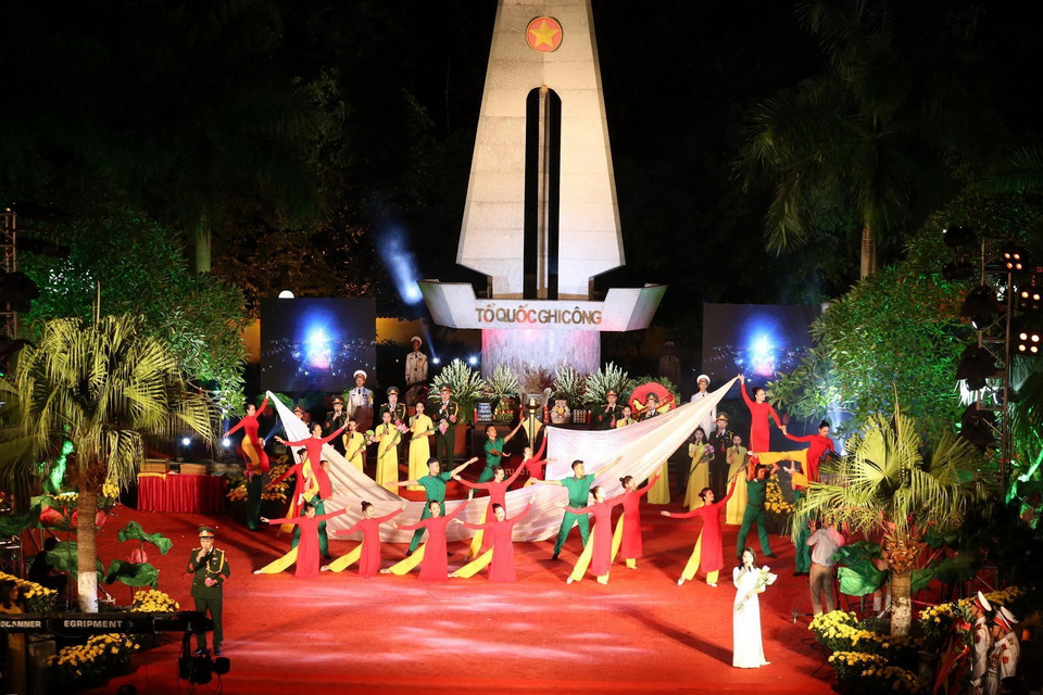 Tiết mục nghệ thuật tại Lễ trao Bằng Tổ quốc ghi công và Lễ khai trương Cổng Thông tin điện tử dữ liệu về liệt sỹ. (Ảnh: Anh Tuấn/TTXVN)