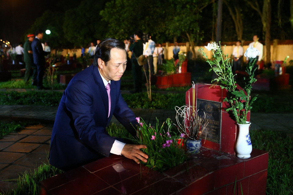 Bộ trưởng Bộ Lao động, Thương binh và Xã hội Đào Ngọc Dung thắp nến tri ân các anh hùng liệt sỹ tại nghĩa trang Sơn Tây (Hà Nội). (Ảnh: Minh Quyết/TTXVN)