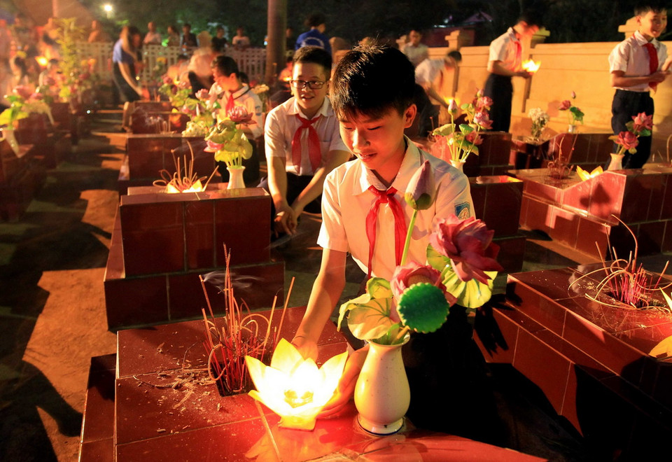 Học sinh thành phố Hải Phòng thắp nến tri ân tại Nghĩa trang liệt sỹ phường Nam Sơn, quận Kiến An, Hải Phòng. (Ảnh: An Đăng/TTXVN)